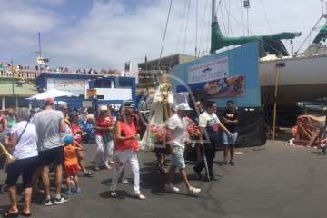 Procesión terrestre-marítimo de la Virgen del Carmen por la bahía de Melenara (Foto TA)